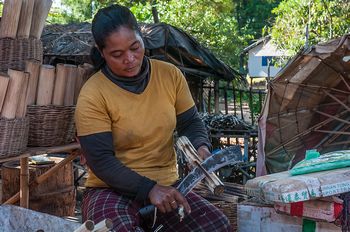 Reis in Bambusr�ren mit Kokusnusmilch