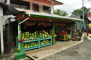 Ein Obstladen am Strassenrand.