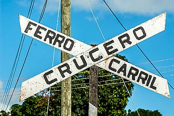 Cubanischer Bahn�bergang im Valle de los Ingenios.