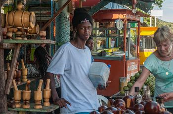 Mchte jemand einen aus Holz geschnitzten Mrser?