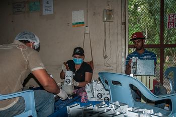 Der Kaffee wurde hier noch von Hand in die Tten gefllt und verpackt.