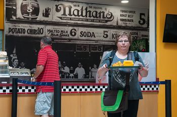 Susanne as noch einen Burger fr unser letztes Geld aus der Dominikanischen Republik.