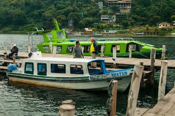 Mit einem Boot �ber den Atitl�n-See.