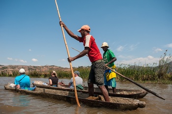 Mit Einb�umen auf dem Matsiatra Fluss.