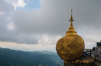 Der Goldene Fels (Kyaiktiyo),  eine der heiligsten buddhistischen St�tten in Myanmar.